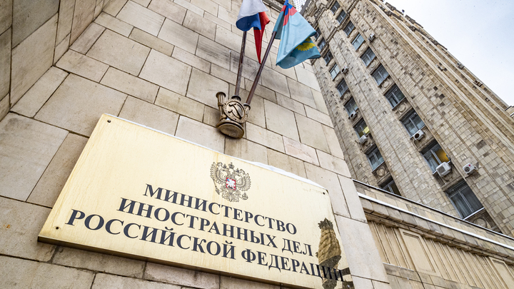 “Дома ждёт борщ и сто грамм”: Супруга и дочь встретили Константина Ярошенко у трапа самолёта