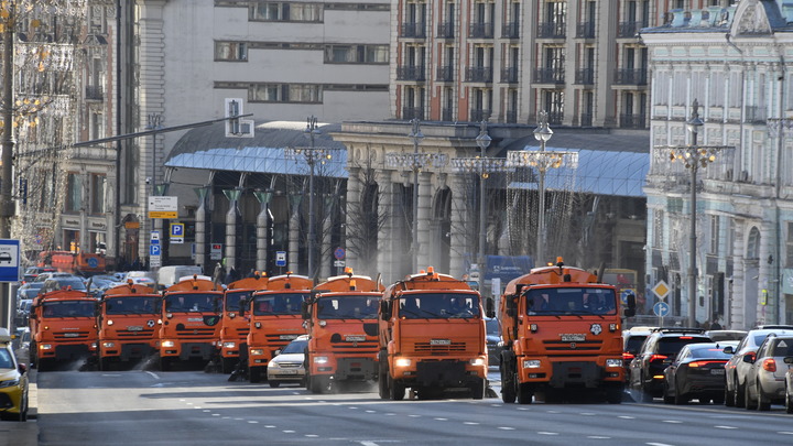 В ночь после Дня Победы по Екатеринбургу прошла большая колонна техники с символами Z на борту