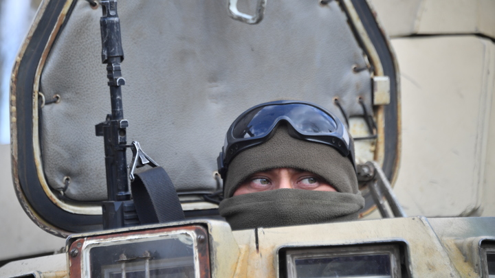 Своих не бросаем: Русские солдаты вытащили смертельно раненного товарища из-под пуль врага