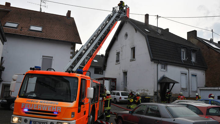 В Германии беженцы из Украины на антироссийской акции сожгли дом, в котором их приютили