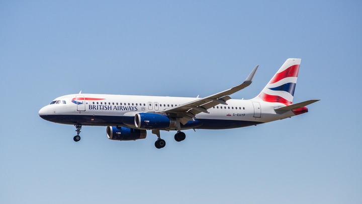 Авиакомпания British Airways разрешит пилотам делать макияж и красить ногти