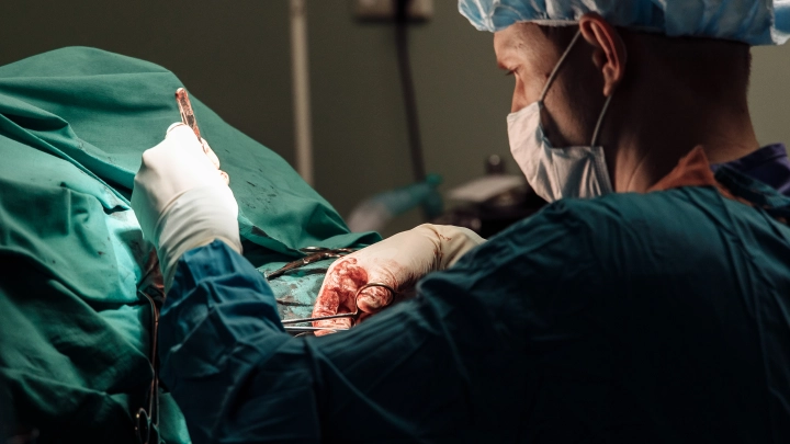 Пострадавшего при атаке ВСУ депутата из Запорожья спасли в Крыму