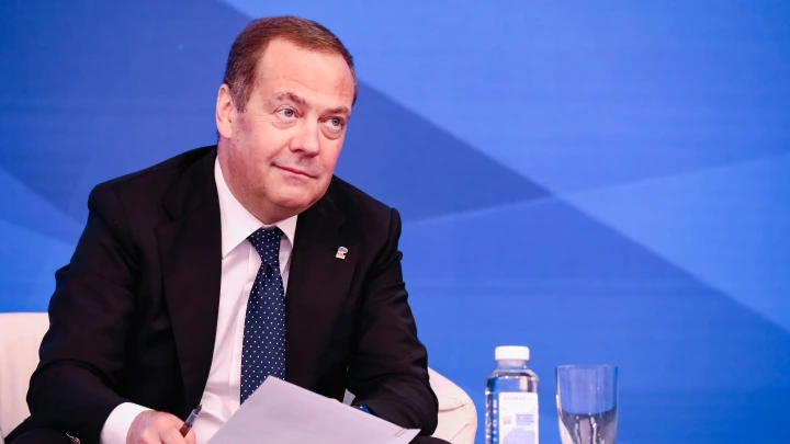 Европа – немощная старуха: Медведев назвал имя опекуна