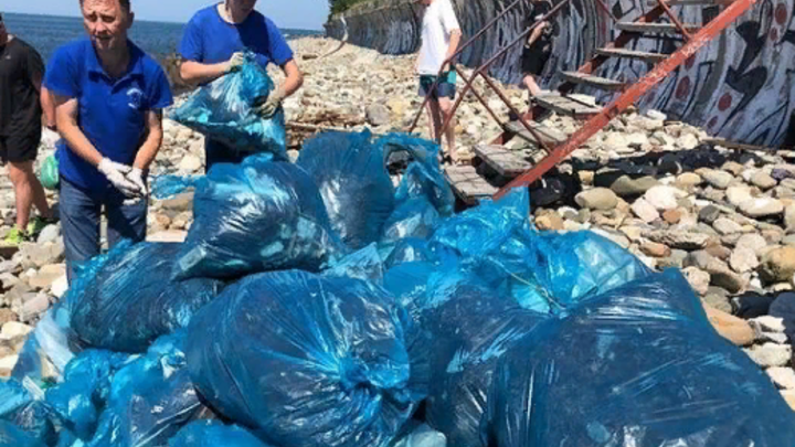 В Сочи горожане вышли на уборку улиц и пляжей города после разгула стихии