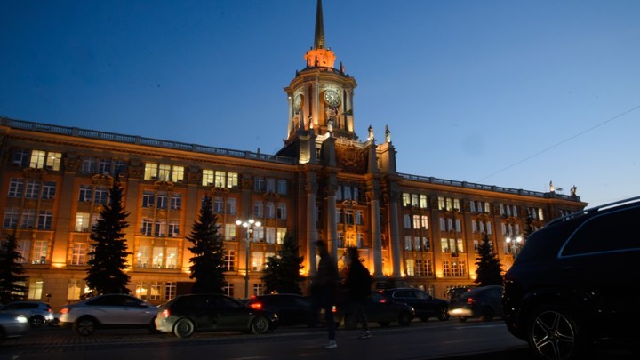 Центробанк выпустил серебряную монету в честь 300-летия Екатеринбурга