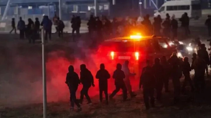 Внедорожник въехал в толпу: чеченские охранники сцепились с вахтовиками-мигрантами в порту Усть-Луги