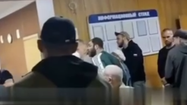 Бородач в спортивном костюме устроил истерику в поликлинике ДНР