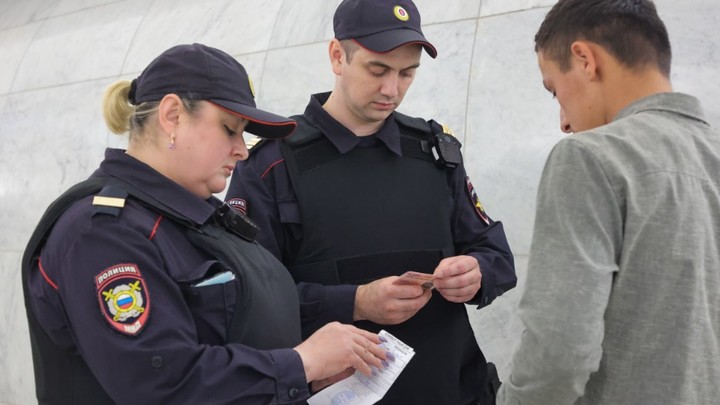 В одном из магазинов известной сети жестко подрались покупатель и охранник