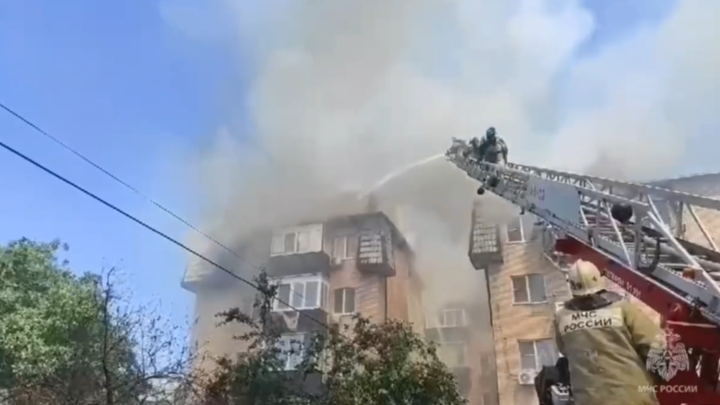 Появилось видео тушения пожара в многоквартирном доме в Батайске