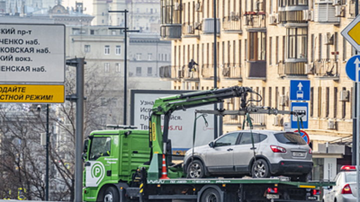 На площади Калинина в Новосибирске начали эвакуировать припаркованные автомобили