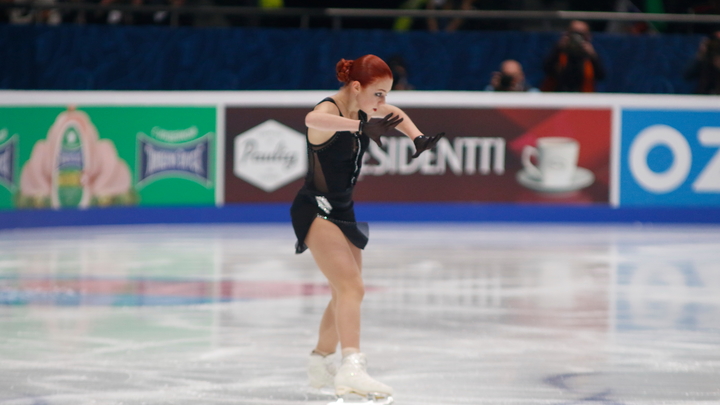 Трусова объяснила, зачем сняла олимпийскую медаль после награждения