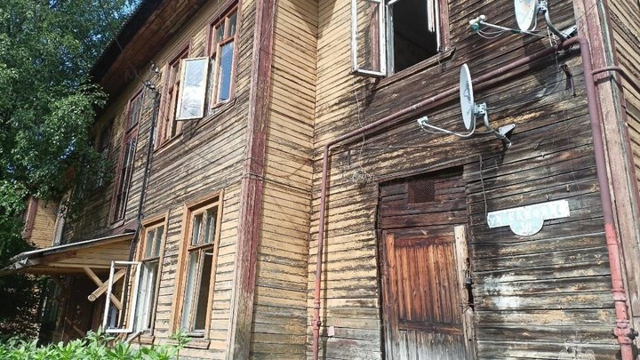 В Архангельске загорелся частично расселенный дом на улице Самойло: пламя увидел сосед