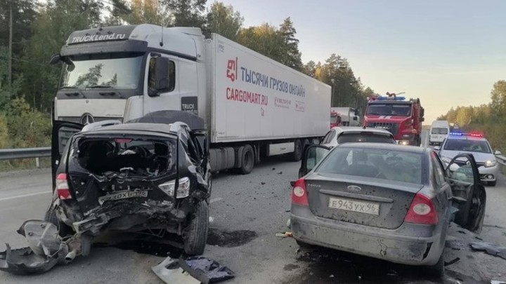 В Екатеринбурге из-за массового ДТП на ЕКАД растянулась 15-километровая пробка