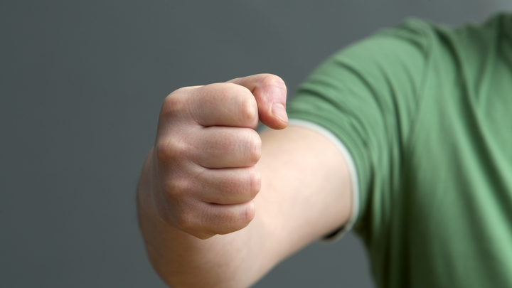 Приёмы отрабатывает на одноклассниках: в Новосибирске школьники жалуются на агрессивного мальчика