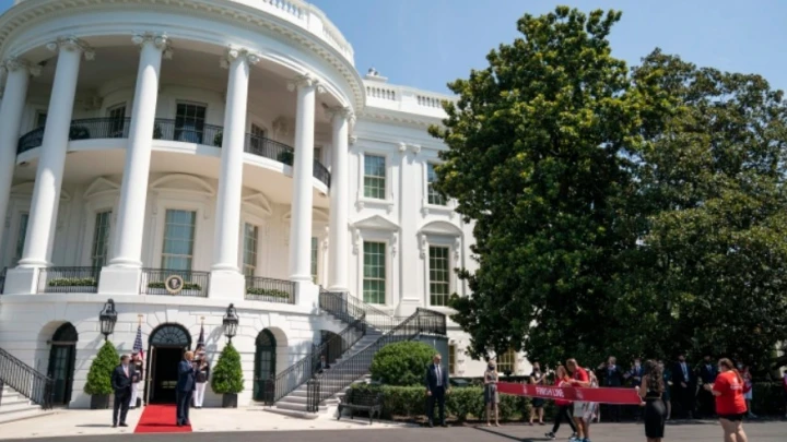 The Washington Post: периметр Белого дома оцеплен после убийства Кирка