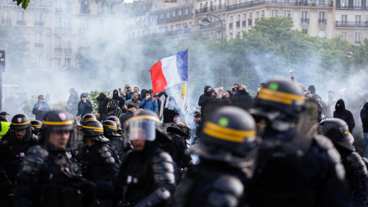 Массовые драки и поджоги машин: Почти миллион французов вышли на улицы против пенсионной реформы