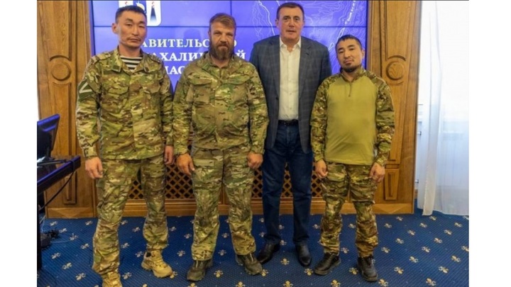 Экипаж танка «Алеша» встретился с губернатором Сахалина Валерием Лимаренко