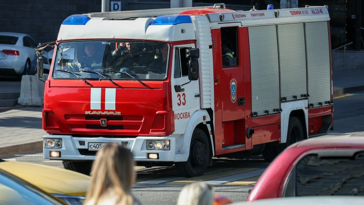 Пять человек спасли из огня в жилом доме на Пушкинской улице в Москве
