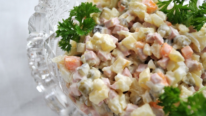 Любимый салат русских ужаснул иностранцев: Порубили в кашу и...