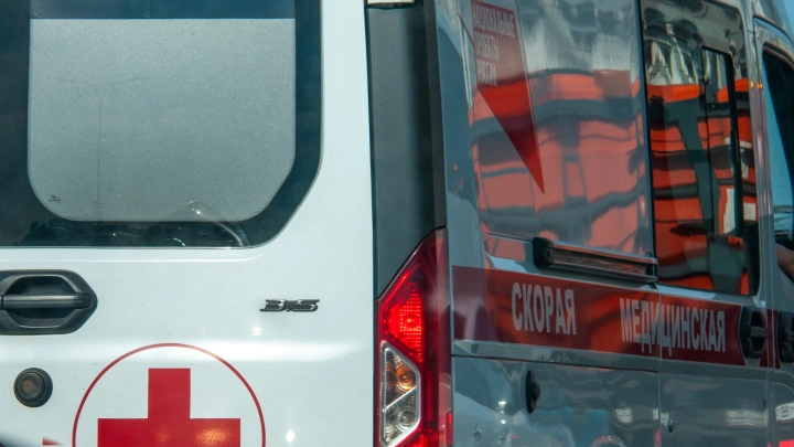 Фельдшер, пациент и водитель пострадали в ДТП с опрокинувшейся скорой в Москве