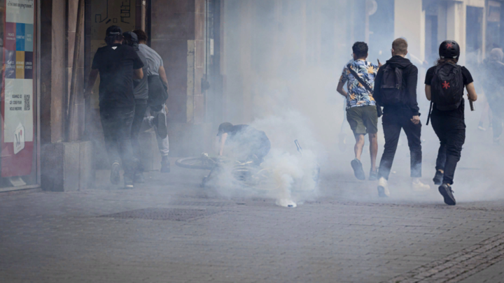 Протестующие вооружились: Беспорядки во Франции перешли на новый уровень