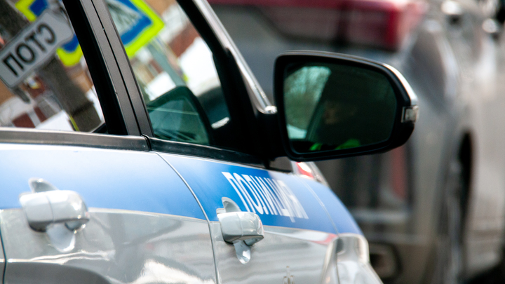 Полиция ведёт переговоры с устроившим стрельбу мужчиной в Петербурге. В дом вошёл спецназ СОБР