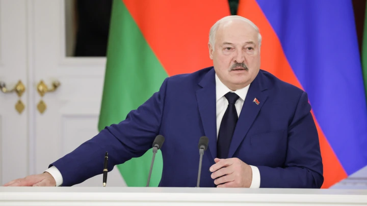 Лидер Вьетнама вручил Лукашенко портрет из драгоценных камней