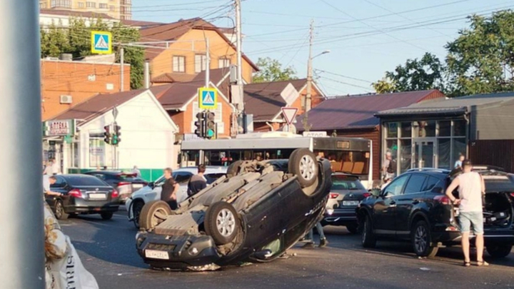 В центре Краснодара легковушка перевернулась на крышу в результате массового ДТП