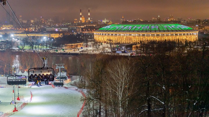 На Воробьёвых горах открыли горнолыжный комплекс и эскалаторную галерею