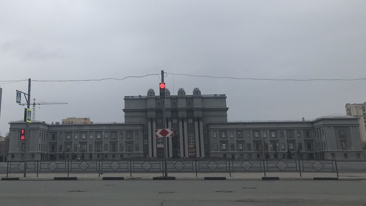 Двое жителей Самары устроили на площади Куйбышева дрифтинг на каршеринговом автомобиле