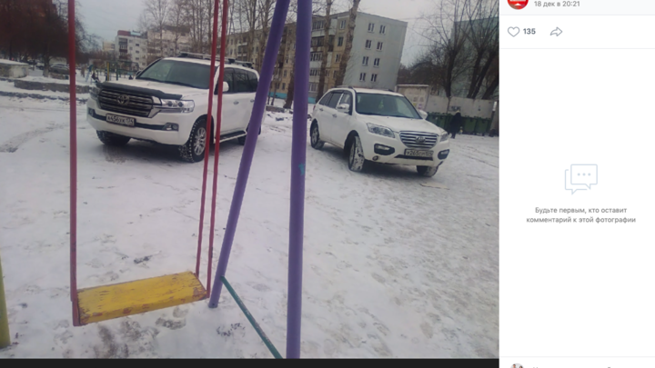 В Челябинске внедорожники заехали на детскую площадку