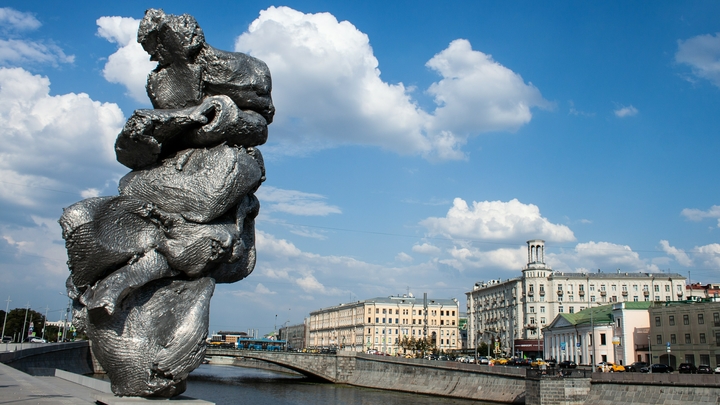 Скандальную московскую скульптуру в виде куска глины могут перенести в Екатеринбург