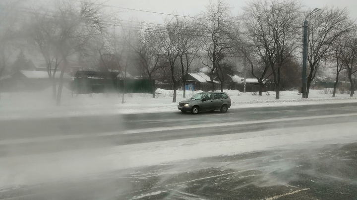 Из-за сильного снегопада на трассе М-5 в Челябинской области образовались автомобильные пробки