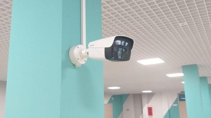 В самой большой школе Челябинска на входе повесили бесконтактные термометры