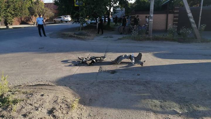 В Батайске юный велосипедист попал под колёса машины