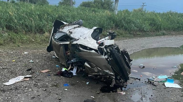 Два человека погибли в покорёженном после столкновения с поездом Адлер — Минск авто