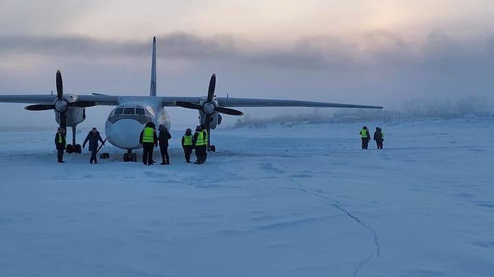 В Якутии уволили командира Ан-24, приземлившегося на реку Колыма вместо аэропорта