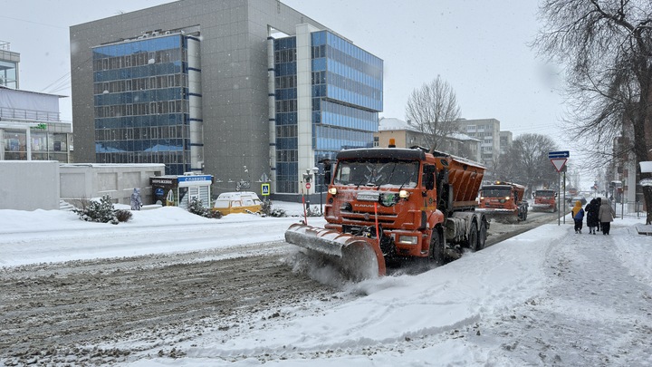 Свердловские дорожники перешли с соли на песок из-за гололеда