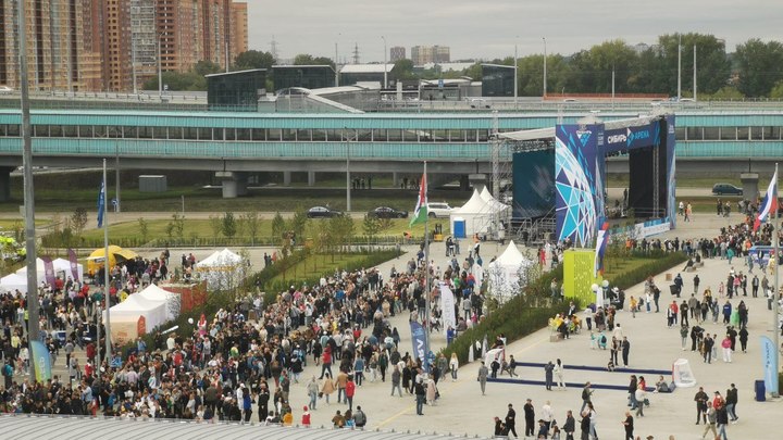 В Новосибирске у входа в новый ЛДС собралась толпа, пришедшая на открытие