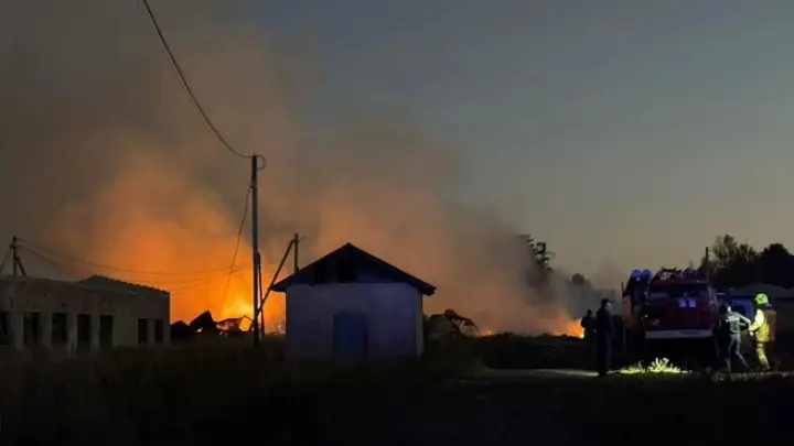 Появились фото и видео с места пожара на заводе пиротехники под Ярославлем