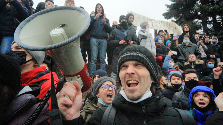 Миленькие, он же врёт! В Петербурге старушка разоблачила борца с режимом в прямом эфире