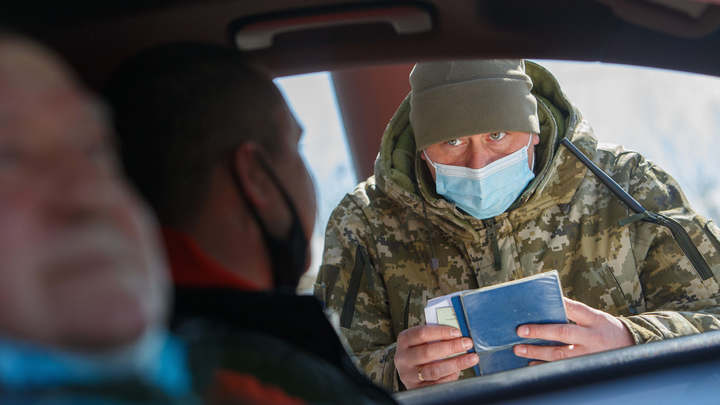Украинские пограничники задержали переодетого в женщину гражданина, пытавшегося покинуть страну
