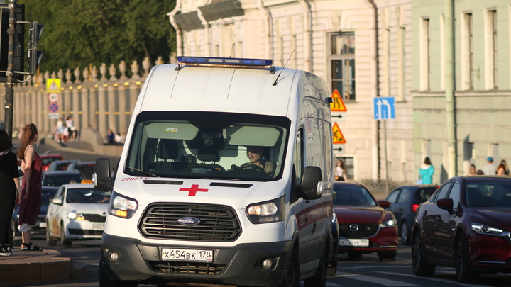 Двоих полицейских увезли в больницу из-за массового ДТП в Петербурге