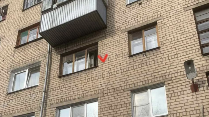 В Челябинске прохожие спасли двухлетнего ребёнка от падения с третьего этажа