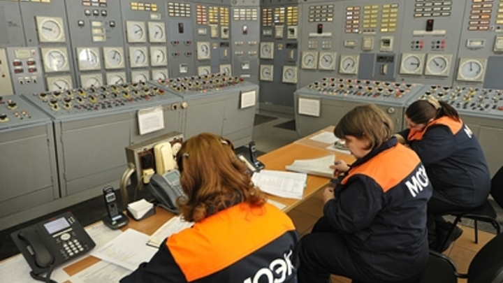 Городские службы работают на месте аварии в ТЦ Времена года