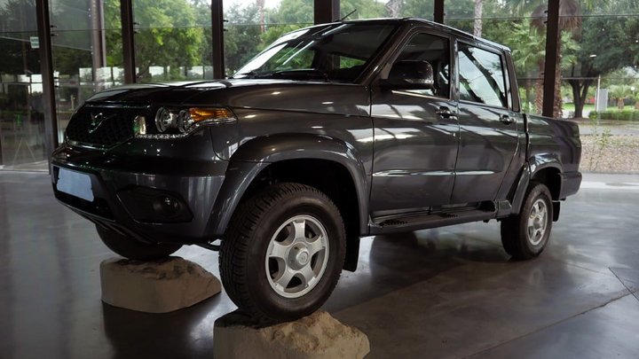 Ульяновский автозавод подарил новый УАЗик женщине, чью машину унесло в море во время шторма в Сочи