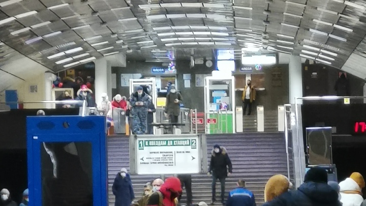 Мужчина упал на пути на станции метро «Октябрьская» в Новосибирске