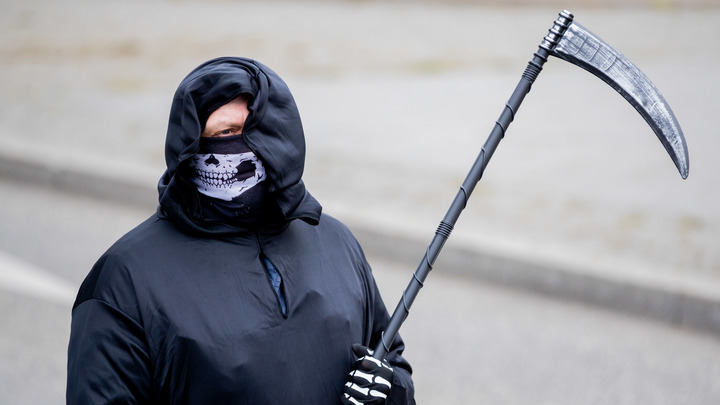 Антипрививочник в костюме смерти продолжает гулять по Новосибирску