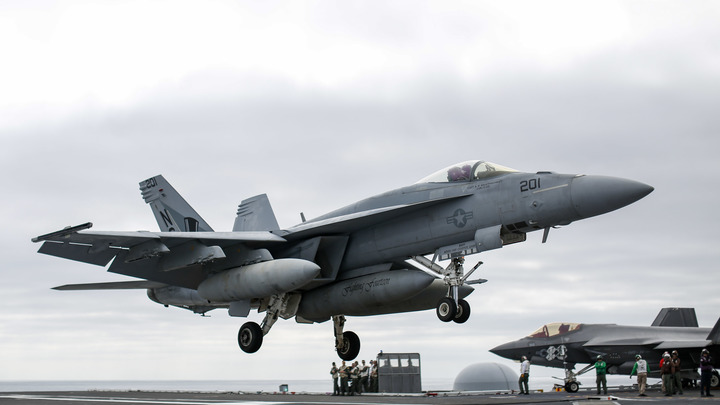 В гости к кораблям НАТО в Чёрном море наведались три самолёта США