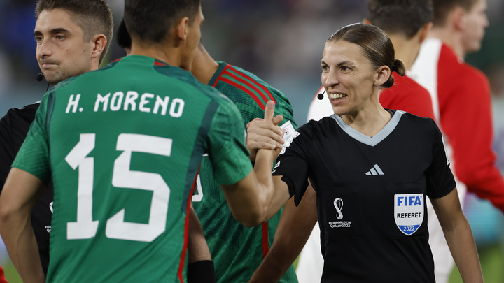 Впервые на чемпионатах мира футболистов будет судить женщина: что известно о Стефани Фраппар